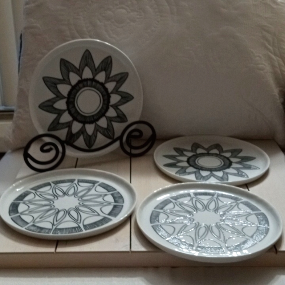 Crate & Barrel MERCER Set of Four (4) Ceramic Floral Modern Black/White Plates
